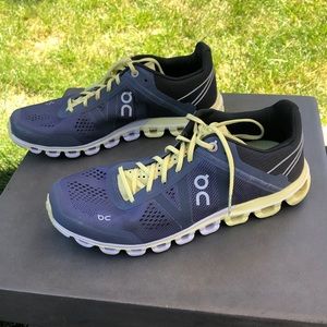 OnCloud womens Cloudflow running shoes. Size 7W.